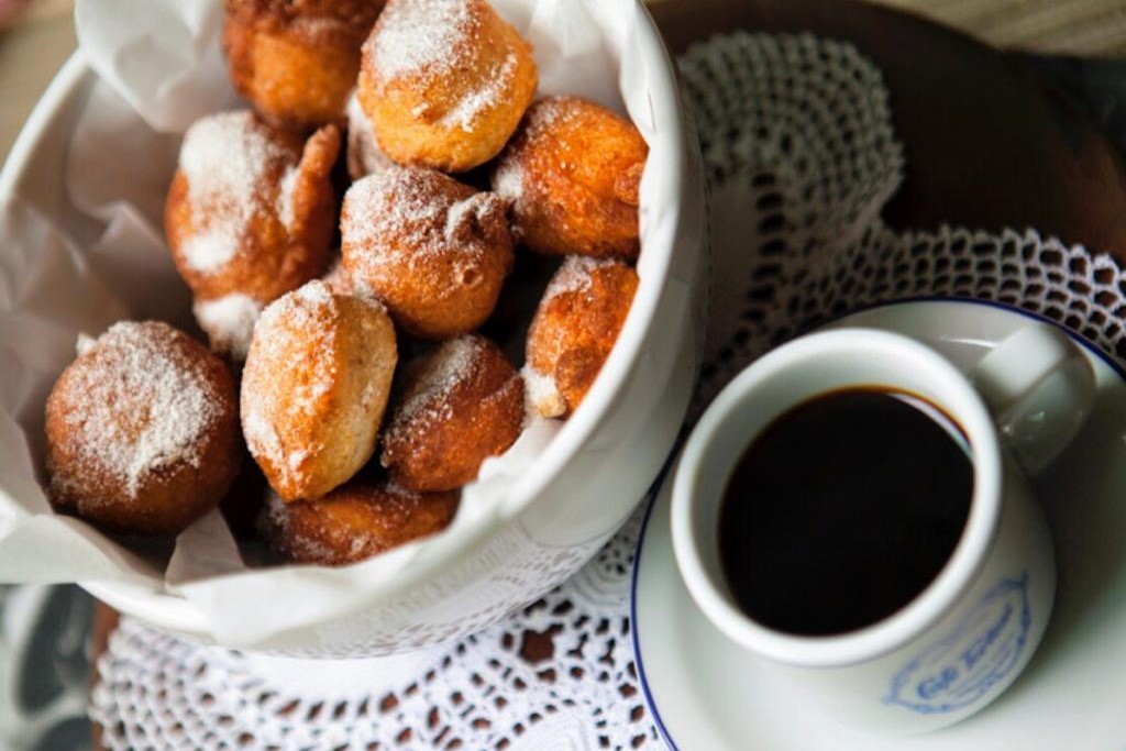 Bolinho de chuva com um café quentinho.