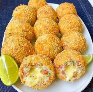 Bolinho de Arroz com Queijo e Calabresa